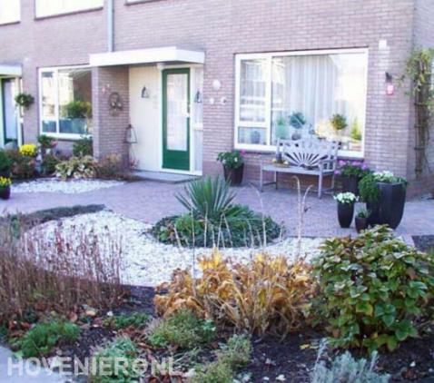 Renovatie voortuin met bloementuin en grind