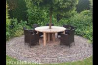 Rond terras van oude klinkers met maatwerk houten tafel