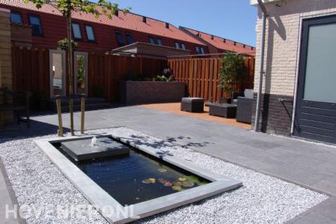 Kleien vijver met waterornament in moderne tuin