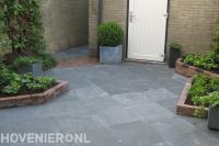 Bestrating van betontegels en borders van gebakken stenen