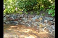 Keerwand van rotsblokken