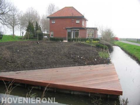 Houten vlonder bij het water