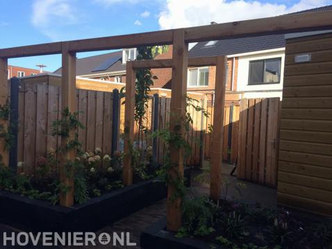 Tuinaanleg met plantenbakken en houten pergola 1