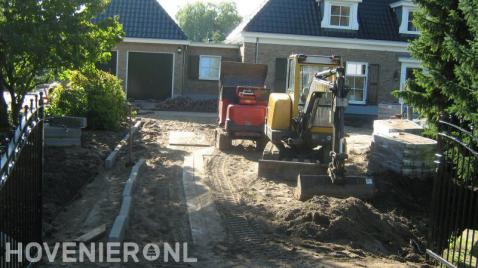 Grondwerk met minikraan en rupsdumper