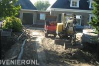 Grondwerk met minikraan en rupsdumper