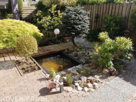 Tuin met kleine vijver en vlonder