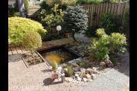 Tuin met kleine vijver en vlonder