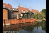 Beschoeiing en leibomen langs het water