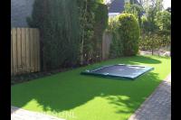 Trampoline in kunstgras gazon