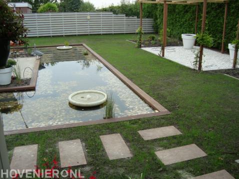 Achtertuin met pergola, vijver, overkapping en ingezaaid gazon 2