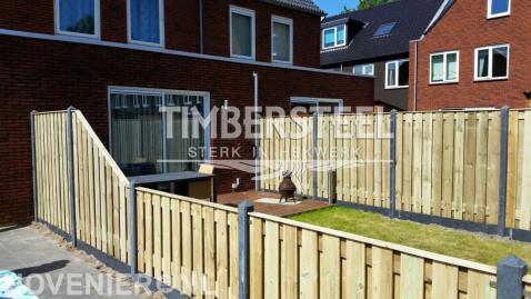 Hout beton schutting met hoogteverschillen