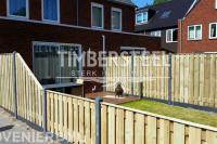 Hout beton schutting met hoogteverschillen