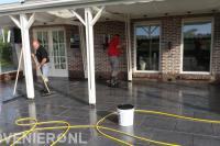 Natuursteen tegels onder overkapping