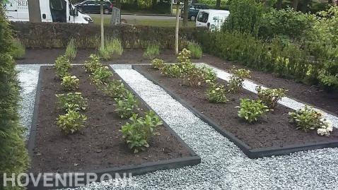 Voortuin met split en borders met nieuwe beplanting