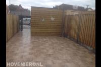 Achtertuin bestraten met keramische tegels