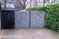 Schanskorf en tuinpoort als tuinafscheiding