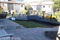 Tuinaanleg met verhoogd terras, graszoden en schutting