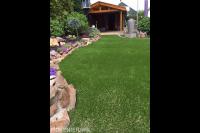 Kunstgras langs border van grillige stenen