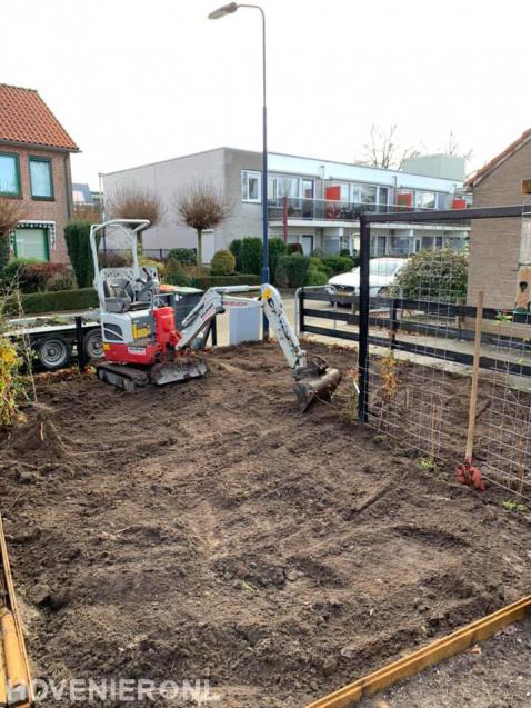 Tuin afgraven met minikraan