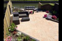 Tuin met hoogteverschil aan het water