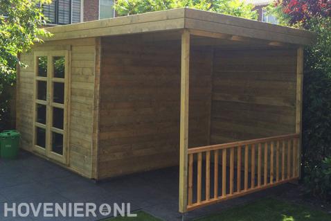 Houten schuurtje met veranda