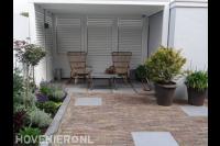 Terras met overkapping en bestrating van klinkers
