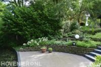 Tuin met hoogteverschil aan waterkant