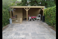 Nieuwe bestrating en houten veranda