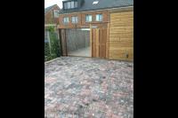 Bestrating van gekleurde betonklinkers