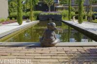 Strakke vijver met watermuur
