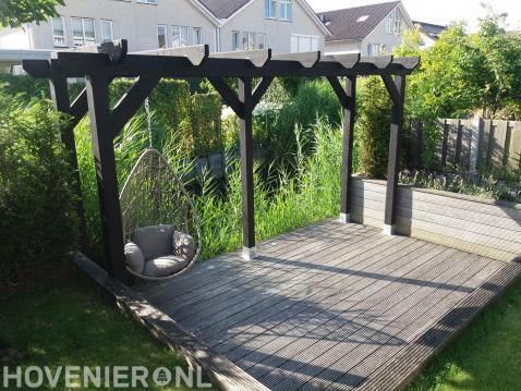 Houten pergola met schommelstoel