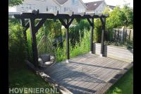 Houten pergola met schommelstoel