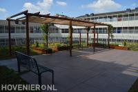 Pergola met schaduwdoek in bedrijfstuin