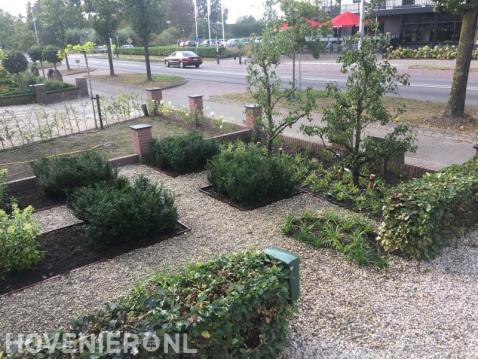 Aanleggen voortuin met grindpaden tussen borders met vaste planten 2