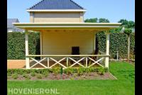 Houten veranda met vlonder