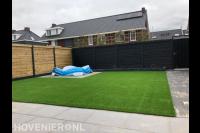 Grote achtertuin met kunstgras