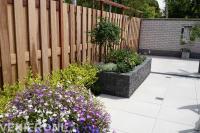 Plantenbakken van stapelblokken voor houten schutting