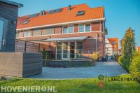 Tuinaanleg met bestrating, gazon, schutting en pergola