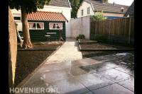 Achtertuin met bestrating en verhoogde borders