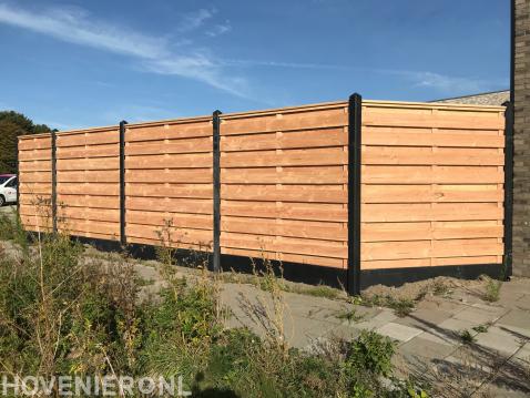 Hout beton schutting met zwarte betonelementen