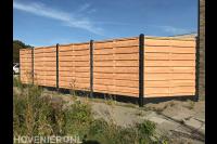 Hout beton schutting met zwarte betonelementen