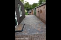 Bestrating van betonklinkers in verschillende kleuren