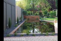 Vijver met watermuur van hout en vlonder