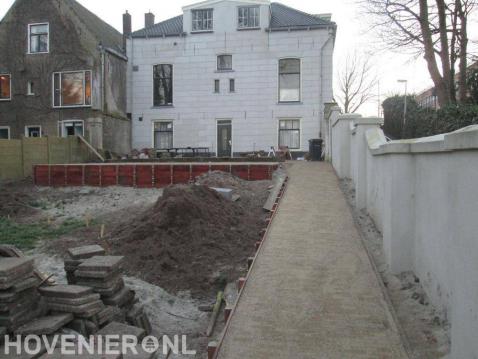 Houten beschoeiing voor verhoogd terras in tuin met hoogteverschil