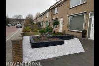 Onderhoudsvriendelijke voortuin met bloembakken