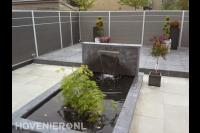 Strakke tuin in grijstinten met vijver 1