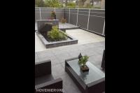 Strakke tuin in grijstinten met vijver 2