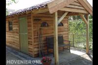 Houten schuurtje met veranda