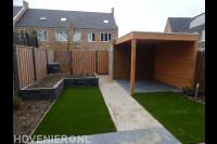 Achtertuin met overkapping en grasgazon