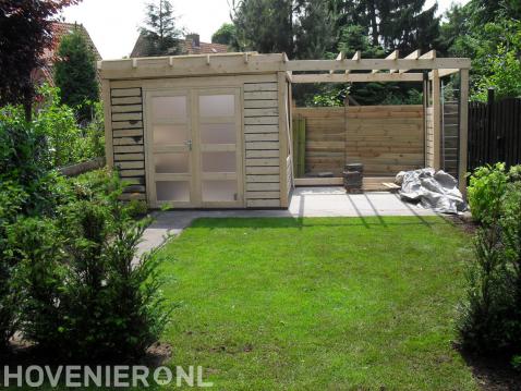 Bouwen van een houten tuinhuis met overkapping